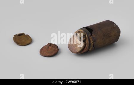 Tube d'un pompier avec valve provenant de l'épave du navire hollandais des Indes orientales Hollandia, anonyme, 1700 - en 1743 ou avant cette date. tube droit, sur un siège de soupape d'extrémité, circulaire avec orifice semi-circulaire et bossage semi-circulaire formant pivot de charnière, et valve (clapet), constituée d'un disque semi-circulaire avec 2 bras percés s'ajustant de part et d'autre du bossage de charnière : valves (clapet), id. avec bossages de charnière in situ. Pays-Bas cuivre (métal) deuxième Banque D'Images