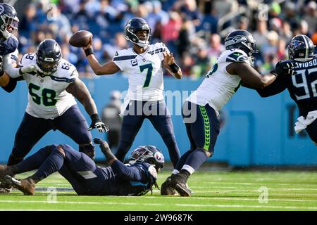 24 décembre 2023 : le quarterback Geno Smith (7 ans) des Seattle Seahawks lance une passe contre les Tennessee Titans lors de la première moitié d'un match de la NFL entre les Seattle Seahawks et les Tennessee Titans au Nissan Stadium de Nashville TN Steve Roberts/CSM Banque D'Images