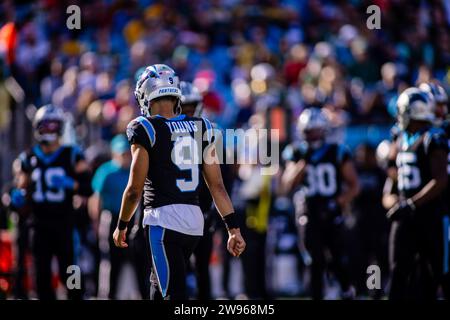 Charlotte, Caroline du Nord, États-Unis. 24 décembre 2023. Le quarterback des Carolina Panthers Bryce Young (9) contre les Packers de Green Bay lors du match de la NFL à Charlotte, en Caroline du Nord. (Scott Kinser/Cal Sport Media). Crédit : csm/Alamy Live News Banque D'Images