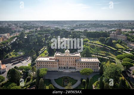 Vue sur le palais du gouverneur et les jardins du Vatican dans la Cité du Vatican. Vue aérienne de la Cité du Vatican et de Rome, Italie Banque D'Images