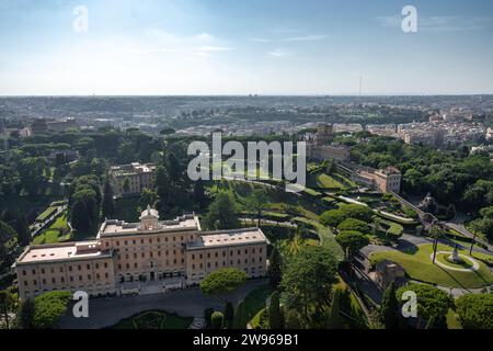 Vue sur le palais du gouverneur et les jardins du Vatican dans la Cité du Vatican. Vue aérienne de la Cité du Vatican et de Rome, Italie Banque D'Images