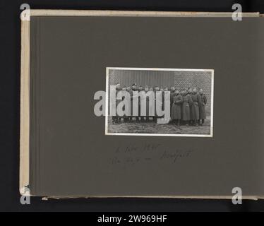 Photo de groupe, anonyme, 1940 photo Magazine Album avec une photo de groupe de l'unité de soldats, février 1940. Fait partie de l'album photo de la Wehrmacht 1938-1941. Soutien photographique Allemagne. carton gélatine argentée imprimer la société, l'unité, la troupe  service militaire. Formation militaire Allemagne Banque D'Images