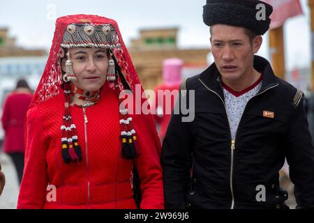 Tashkurgan, Chine. 20 mars 2016. Couple portant une robe nationale traditionnelle est vu lors de la célébration de la fête du printemps de Navruz dans un village de Tashkurgan du comté autonome tadjik dans le Xinjiang, en Chine Banque D'Images