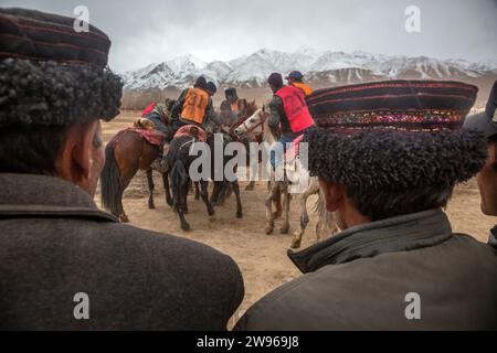 Tashkurgan, Chine. 20 mars 2016. Les cavaliers du groupe ethnique tadjik assistent à la compétition Buzkashi dans le comté autonome tadjik de Taxkorgan, dans la région autonome ouïgour du Xinjiang, au nord-ouest de la Chine Banque D'Images