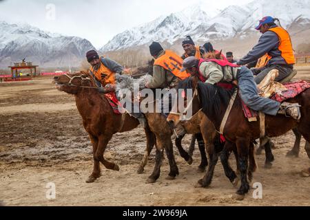 Tashkurgan, Chine. 20 mars 2016. Les cavaliers du groupe ethnique tadjik assistent à la compétition Buzkashi dans le comté autonome tadjik de Taxkorgan, dans la région autonome ouïgour du Xinjiang, au nord-ouest de la Chine Banque D'Images