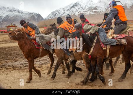 Tashkurgan, Chine. 20 mars 2016. Les cavaliers du groupe ethnique tadjik assistent à la compétition Buzkashi dans le comté autonome tadjik de Taxkorgan, dans la région autonome ouïgour du Xinjiang, au nord-ouest de la Chine Banque D'Images