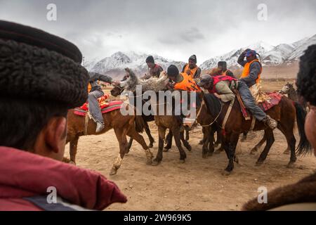 Tashkurgan, Chine. 20 mars 2016. Les cavaliers du groupe ethnique tadjik assistent à la compétition Buzkashi dans le comté autonome tadjik de Taxkorgan, dans la région autonome ouïgour du Xinjiang, au nord-ouest de la Chine Banque D'Images