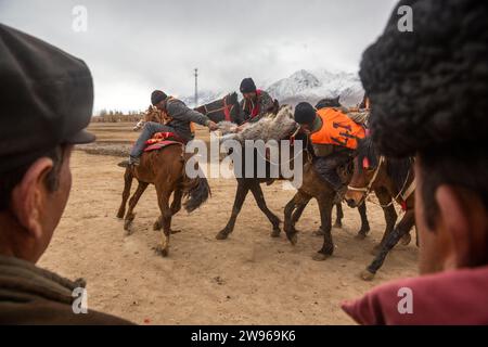 Tashkurgan, Chine. 20 mars 2016. Les cavaliers du groupe ethnique tadjik assistent à la compétition Buzkashi dans le comté autonome tadjik de Taxkorgan, dans la région autonome ouïgour du Xinjiang, au nord-ouest de la Chine Banque D'Images