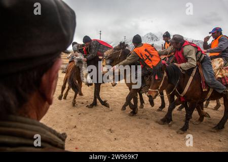 Tashkurgan, Chine. 20 mars 2016. Les cavaliers du groupe ethnique tadjik assistent à la compétition Buzkashi dans le comté autonome tadjik de Taxkorgan, dans la région autonome ouïgour du Xinjiang, au nord-ouest de la Chine Banque D'Images