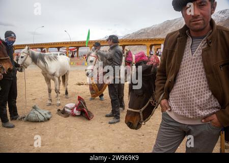 Tashkurgan, Chine. 20 mars 2016. Les cavaliers du groupe ethnique tadjik se préparent à assister à la compétition Buzkashi dans le comté autonome tadjik de Taxkorgan, dans la région autonome ouïgour du Xinjiang, au nord-ouest de la Chine Banque D'Images