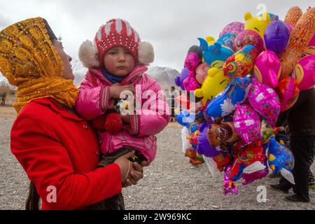 Tashkurgan, Chine. 20 mars 2016. Les gens marchent dans une rue du village de Tashkurgan, dans le comté autonome tadjik du Xinjiang, en Chine Banque D'Images