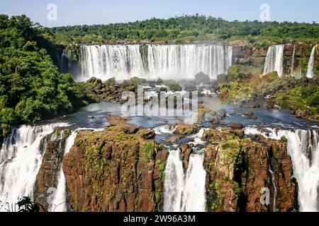 Cascade d'eau sur de multiples chutes avec arc-en-ciel aux chutes d'Iguaçu au Brésil le 18 février 2008 Banque D'Images