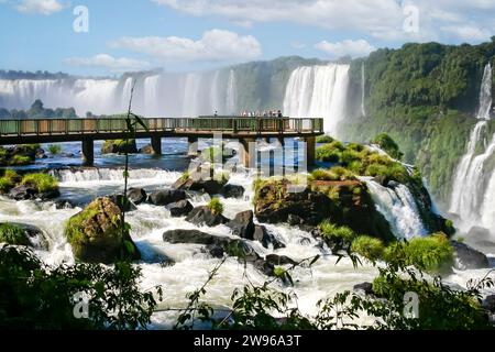 Plate-forme d'observation entourée d'eau en cascade sur de multiples chutes avec aux chutes d'Iguaçu au Brésil le 18 février 2008 Banque D'Images