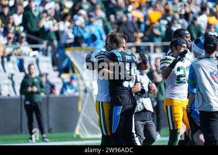 Charlotte, Caroline du Nord, États-Unis, 24 décembre 2023, Eric Wilson, joueur des Green Bay Packers, et Adam Thielen, joueur des Carolina Panthers #19 avant le tirage au sort au Bank of America Stadium. (Crédit photo : Marty Jean-Louis/Alamy Live News Banque D'Images