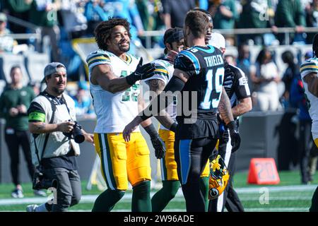 Charlotte, Caroline du Nord, États-Unis, 24 décembre 2023, Eric Wilson, joueur des Green Bay Packers, et Adam Thielen, joueur des Carolina Panthers #19 avant le tirage au sort au Bank of America Stadium. (Crédit photo : Marty Jean-Louis/Alamy Live News Banque D'Images