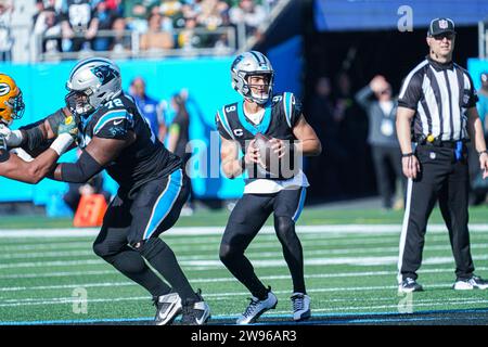 Charlotte, Caroline du Nord, États-Unis, 24 décembre 2023, Carolina Panthers quarterback Bryce Young #9 cherchez à faire un laissez-passer au Bank of America Stadium. (Crédit photo : Marty Jean-Louis/Alamy Live News Banque D'Images