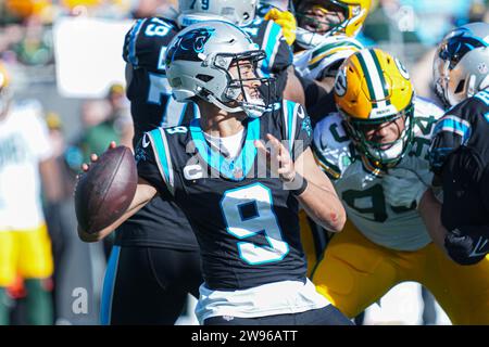 Charlotte, Caroline du Nord, États-Unis, 24 décembre 2023, Carolina Panthers quarterback Bryce Young #9 fait une passe au Bank of America Stadium. (Crédit photo : Marty Jean-Louis/Alamy Live News Banque D'Images