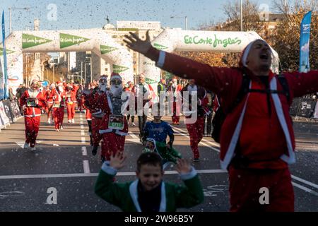 Madrid, Espagne. 24 décembre 2023. Les participants habillés comme le Père Noël arrivent à la ligne d'arrivée lors de la traditionnelle course annuelle du Père Noël. Une course caritative annuelle qui, cette année, aidera la Croix-Rouge espagnole. (Photo Guillermo Gutierrez/SOPA Images/Sipa USA) crédit : SIPA USA/Alamy Live News Banque D'Images