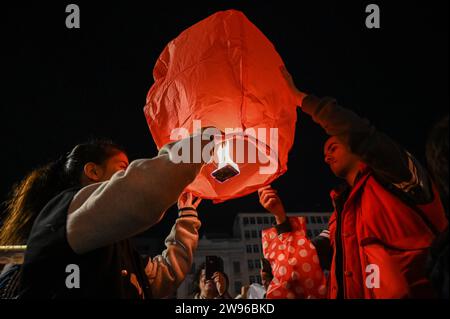 Lanternes de ciel flottent au-dessus de l'Hôtel de ville d'Athènes à la veille de Noël les gens libèrent des lanternes de ciel devant l'Hôtel de ville d'Athènes à la veille de Noël. Athènes Grèce Copyright : xNicolasxKoutsokostasxNicolasxKoutsokostasx DSC 202312240122 Banque D'Images