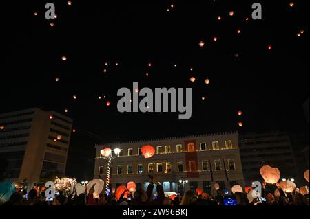 Les lanternes Sky flottent au-dessus de l'Hôtel de ville d'Athènes à la veille de Noël les lanternes Sky flottent au-dessus de l'Hôtel de ville d'Athènes à la veille de Noël. Athènes Grèce Copyright : xNicolasxKoutsokostasxNicolasxKoutsokostasx DSC 202312240476 Banque D'Images