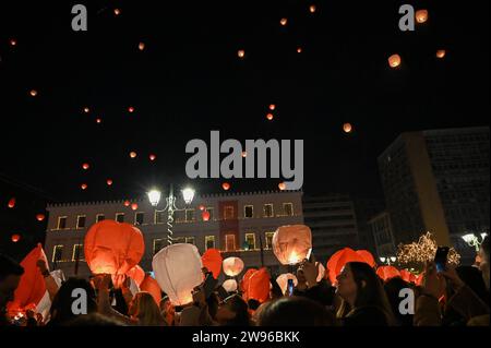 Les lanternes Sky flottent au-dessus de l'Hôtel de ville d'Athènes à la veille de Noël les lanternes Sky flottent au-dessus de l'Hôtel de ville d'Athènes à la veille de Noël. Athènes Grèce Copyright : xNicolasxKoutsokostasxNicolasxKoutsokostasx DSC 202312240244 Banque D'Images