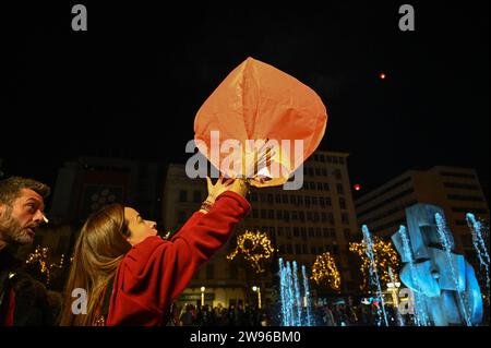 Lanternes de ciel flottent au-dessus de l'Hôtel de ville d'Athènes à la veille de Noël les gens libèrent des lanternes de ciel devant l'Hôtel de ville d'Athènes à la veille de Noël. Athènes Grèce Copyright : xNicolasxKoutsokostasxNicolasxKoutsokostasx DSC 202312240880 Banque D'Images