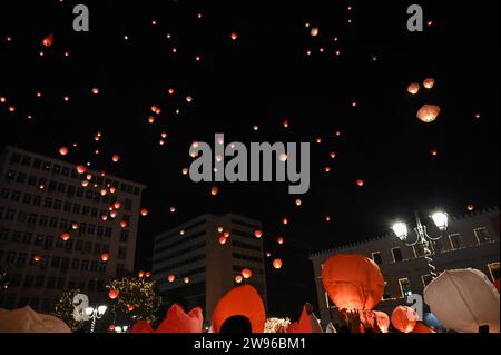 Les lanternes Sky flottent au-dessus de l'Hôtel de ville d'Athènes à la veille de Noël les lanternes Sky flottent au-dessus de l'Hôtel de ville d'Athènes à la veille de Noël. Athènes Grèce Copyright : xNicolasxKoutsokostasxNicolasxKoutsokostasx DSC 202312240287 Banque D'Images