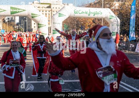 Madrid, Espagne. 24 décembre 2023. Les participants habillés comme le Père Noël arrivent à la ligne d'arrivée lors de la traditionnelle course annuelle du Père Noël. Une course caritative annuelle qui, cette année, aidera la Croix-Rouge espagnole. (Image de crédit : © Guillermo Gutierrez/SOPA Images via ZUMA Press Wire) USAGE ÉDITORIAL SEULEMENT! Non destiné à UN USAGE commercial ! Banque D'Images