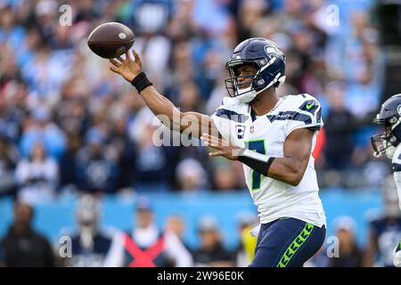 24 décembre 2023 : le quarterback Geno Smith (7) des Seattle Seahawks lance contre les Tennessee Titans lors de la seconde moitié d'un match de la NFL entre les Seattle Seahawks et les Tennessee Titans au Nissan Stadium de Nashville, Steve Roberts/CSM Banque D'Images