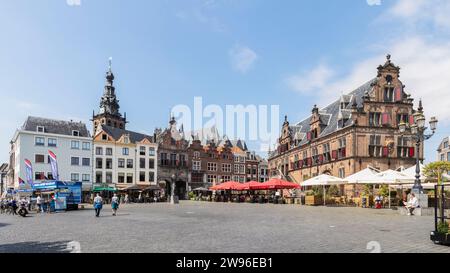 Anciens bâtiments historiques avec la maison de pesée sur la place dans le centre de Nimègue. Banque D'Images