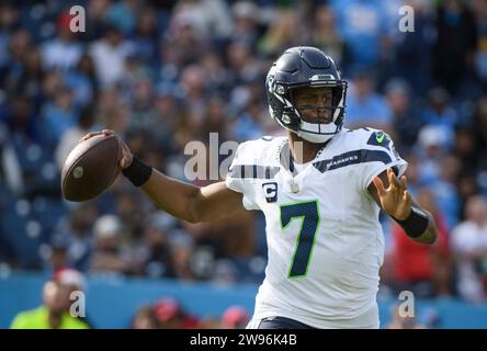 Nashville, Tennessee, États-Unis. 24 décembre 2023. Le quarterback des Seahawks de Seattle Geno Smith (7) passe le ballon. (Image de crédit : © Camden Hall/ZUMA Press Wire) USAGE ÉDITORIAL SEULEMENT! Non destiné à UN USAGE commercial ! Banque D'Images