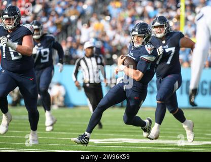 Nashville, Tennessee, États-Unis. 24 décembre 2023. Le quarterback des Tennessee Titans Ryan Tannehill (17) court avec le ballon. (Image de crédit : © Camden Hall/ZUMA Press Wire) USAGE ÉDITORIAL SEULEMENT! Non destiné à UN USAGE commercial ! Banque D'Images