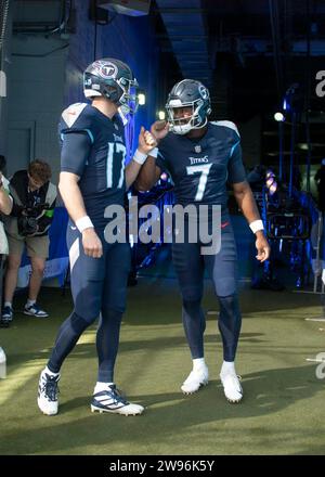 Nashville, Tennessee, États-Unis. 24 décembre 2023. Le quarterback des Tennessee Titans Ryan Tannehill (17) et le quarterback des Tennessee Titans Malik Willis (7) se bousculent avant de prendre le peloton à Nashville. (Image de crédit : © Camden Hall/ZUMA Press Wire) USAGE ÉDITORIAL SEULEMENT! Non destiné à UN USAGE commercial ! Banque D'Images