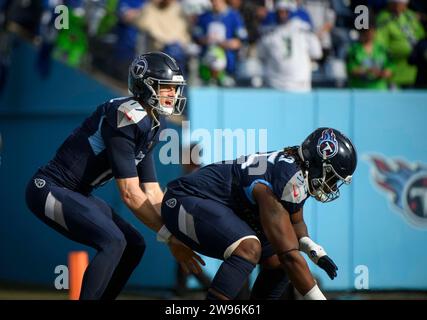 Nashville, Tennessee, États-Unis. 24 décembre 2023. Tennessee Titans quarterback Ryan Tannehill (17) pendant les échauffements. (Image de crédit : © Camden Hall/ZUMA Press Wire) USAGE ÉDITORIAL SEULEMENT! Non destiné à UN USAGE commercial ! Banque D'Images