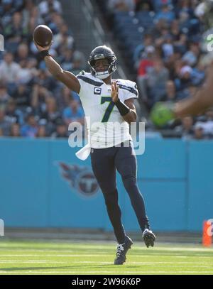 Nashville, Tennessee, États-Unis. 24 décembre 2023. Le quarterback des Seahawks de Seattle Geno Smith (7) passe le ballon. (Image de crédit : © Camden Hall/ZUMA Press Wire) USAGE ÉDITORIAL SEULEMENT! Non destiné à UN USAGE commercial ! Banque D'Images