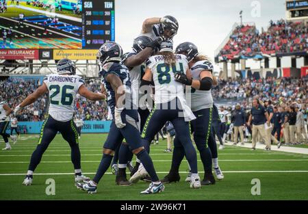 Nashville, Tennessee, États-Unis. 24 décembre 2023. Les joueurs des Seahawks célèbrent après un touchdown à Nashville. (Image de crédit : © Camden Hall/ZUMA Press Wire) USAGE ÉDITORIAL SEULEMENT! Non destiné à UN USAGE commercial ! Banque D'Images