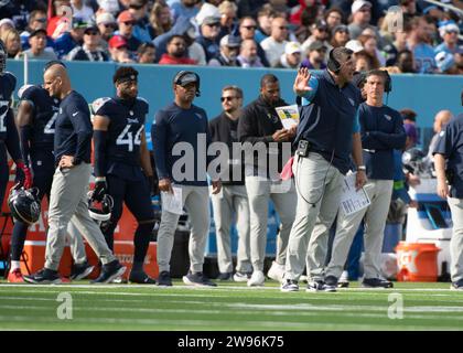 Nashville, Tennessee, États-Unis. 24 décembre 2023. Mike Vrabel, entraîneur-chef des Titans du Tennessee lors de son match de NFL contre les Seahawks de Seattle. (Image de crédit : © Camden Hall/ZUMA Press Wire) USAGE ÉDITORIAL SEULEMENT! Non destiné à UN USAGE commercial ! Banque D'Images