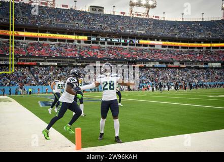 Nashville, Tennessee, États-Unis. 24 décembre 2023. Les joueurs des Seahawks célèbrent après un touchdown à Nashville. (Image de crédit : © Camden Hall/ZUMA Press Wire) USAGE ÉDITORIAL SEULEMENT! Non destiné à UN USAGE commercial ! Banque D'Images