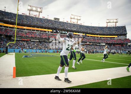 Nashville, Tennessee, États-Unis. 24 décembre 2023. Les joueurs des Seahawks célèbrent après un touchdown à Nashville. (Image de crédit : © Camden Hall/ZUMA Press Wire) USAGE ÉDITORIAL SEULEMENT! Non destiné à UN USAGE commercial ! Banque D'Images