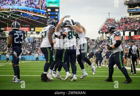 Nashville, Tennessee, États-Unis. 24 décembre 2023. Les joueurs des Seahawks célèbrent après un touchdown à Nashville. (Image de crédit : © Camden Hall/ZUMA Press Wire) USAGE ÉDITORIAL SEULEMENT! Non destiné à UN USAGE commercial ! Banque D'Images