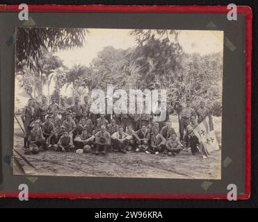 Portrait de groupe, anonyme, 1925 - 1935 photo Magazine Album avec une photo d'un groupe de garçons du boy-scout. Partie de l'album photo de Theodoor Brouwers over Suriname ca. 1930. Document du Suriname. Support photographique personnes historiques anonymes dépeintes dans un groupe, dans un portrait de groupe Paramaribo Banque D'Images