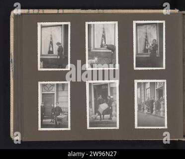De Hond, Anonyme, 1941 - 1942 Photography Album Magazine avec six photos de quelques officiers allemands de la Wehrmacht avec deux femmes avec un chien devant une maison. Fait partie de l'album de photo ABRECOMSINTENTANTur van de Wehrmacht 1941-1943. Support photographique des pays-Bas. carton gélatine argent impression rue (+ ville(-scape) avec des chiffres, staffage). Chien pays-Bas Banque D'Images