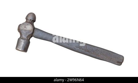 Seul vieux métal sale ou marteau en fer avec poignée en bois est isolé sur fond blanc avec chemin de clipsage. Banque D'Images