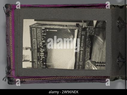 Screen, Elsa Silberstein, 1935 photographiez la lumière extérieure qui brille à travers un écran de sculpture sur bois. Dans la maison d'Elsa Silberstein et de son mari, Thésaurier général à Bandung en 1935. Peintures sur le mur. Partie de l'album photo avec des photos en noir et blanc de l'intérieur de la maison de la famille Silberstein à Bandung dans les Indes orientales néerlandaises. Bandung support photographique impression argentique à l'intérieur de la maison Bandung Banque D'Images