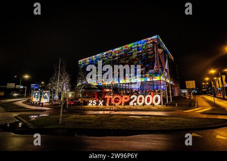 HILVERSUM - les lettres et les chiffres du Top 2000 à la porte du son et de la vision. De ce bâtiment, les chansons qui ont été votées le plus par le public seront jouées sur NPO radio 2 jusqu'au réveillon du nouvel an. ANP LEVIN DEN BOER pays-bas Out - belgique Out Banque D'Images