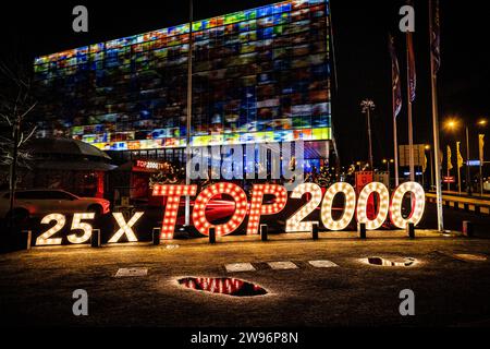 HILVERSUM - les lettres et les chiffres du Top 2000 à la porte du son et de la vision. De ce bâtiment, les chansons qui ont été votées le plus par le public seront jouées sur NPO radio 2 jusqu'au réveillon du nouvel an. ANP LEVIN DEN BOER pays-bas Out - belgique Out Banque D'Images