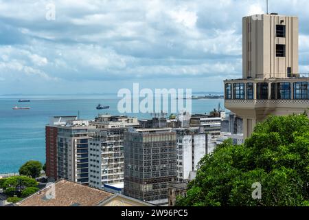 Salvador, Bahia, Brésil - 07 février 2015 : vue sur la baie de Todos os Santos et l'ascenseur Lacerda dans la ville de Salvador, Bahia. Banque D'Images