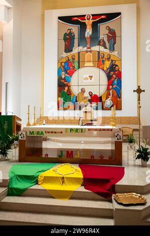 L'autel décoré pour les JMJ 2023. Église Saint François d'Assise (Igreja de São Francisco de assis de Alfornelos). Alfornelos, Lisbonne, Portugal. Banque D'Images