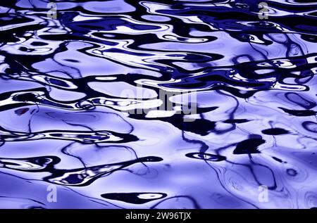 Motif abstrait reflétant dans le train les eaux fraîches d'une piscine Banque D'Images