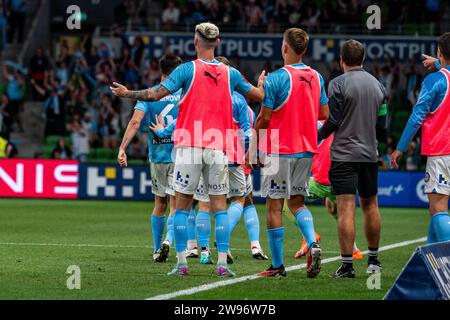 Melbourne, Australie. 23 décembre 2023. Les joueurs du Melbourne City FC sur le banc voient leurs espoirs anéantis après qu'un but de dernière minute a été refusé en raison d'une faute dans la boîte lors du match de La Isuzu Ute A-League entre le Melbourne City FC et le Melbourne Victory FC au AAMI Park à Melbourne, en Australie. Crédit : James Forrester/Alamy Live News Banque D'Images